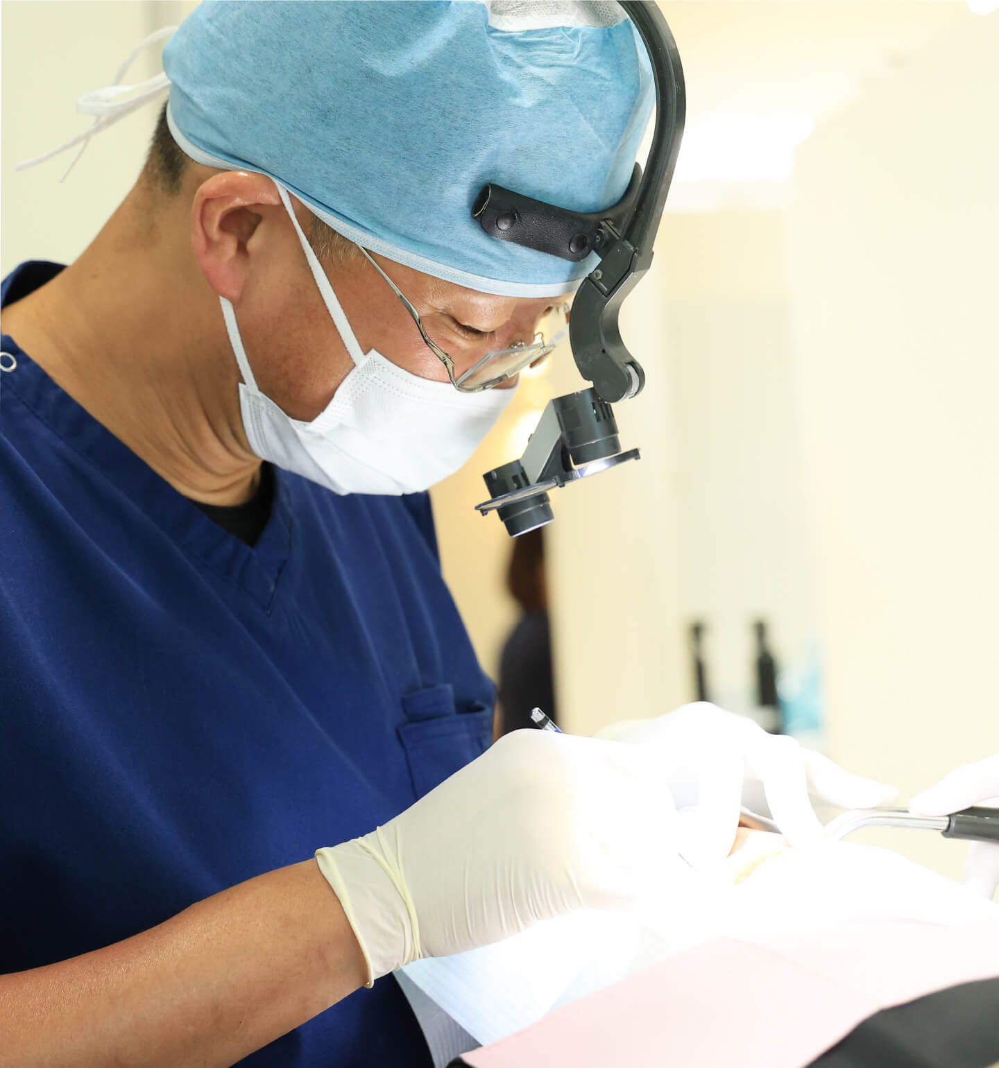 「メタルフリーは
          患者様への思いやり」
          わく歯科は未来を
          見ています。