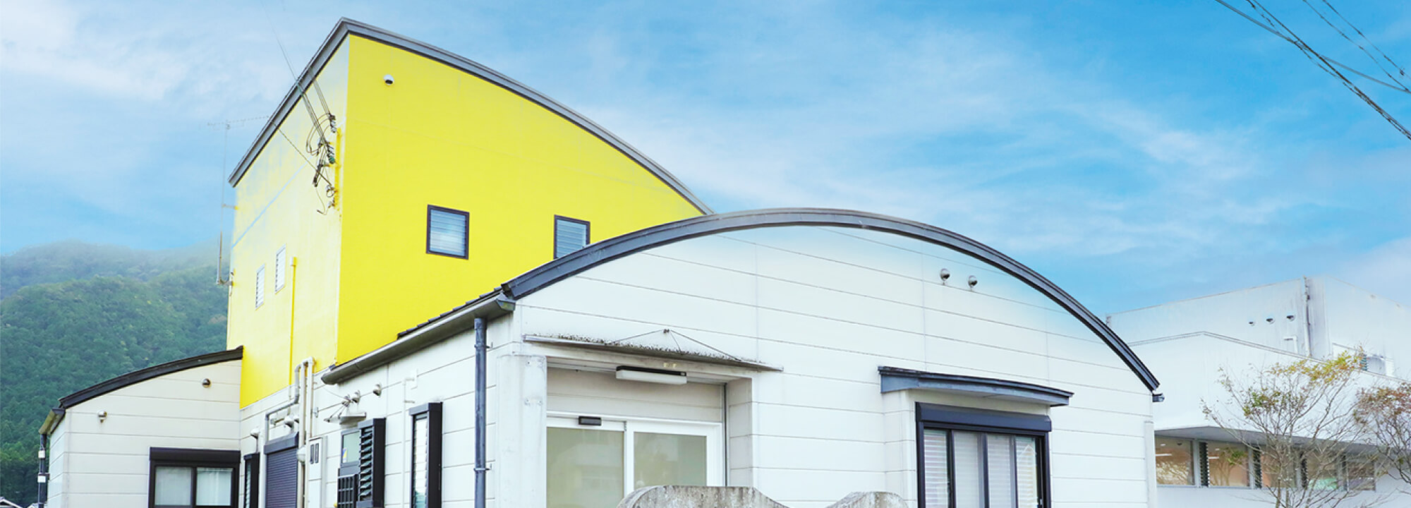 黄色い建物が目印です。